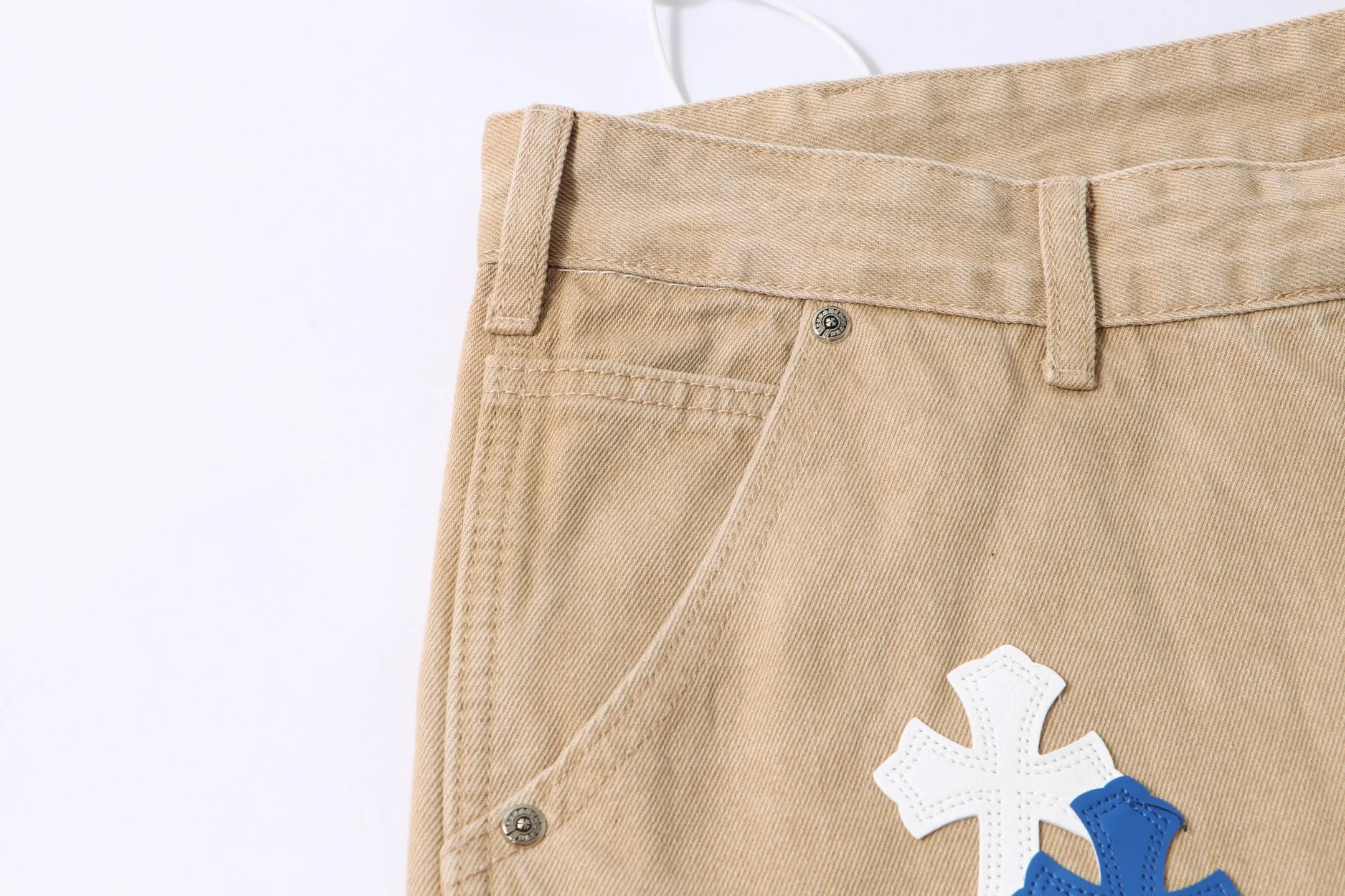 P280 Style No.: H903 Croxin & 𝐂𝐡𝐫𝐨𝐦𝐞 𝐇𝐞𝐚𝐫𝐭 ss25 white and blue patchwork leather workwear imitation wood jeans. Styles with different washed textures are very friendly to people with thin legs. The slightly flared version perfectly modifies the leg shape. The timeless and moderate length makes it easy to match and match. It is the basis for various styles and is a must-have in your wardrobe! The fabric is stiff but also makes the upper body soft without losing texture. The washing process is even more perfect. It is a must-have item for everyone! ! ! Washed wheat, hang tag, pants label, three labels complete Color: khaki Size: 30-32-34-36